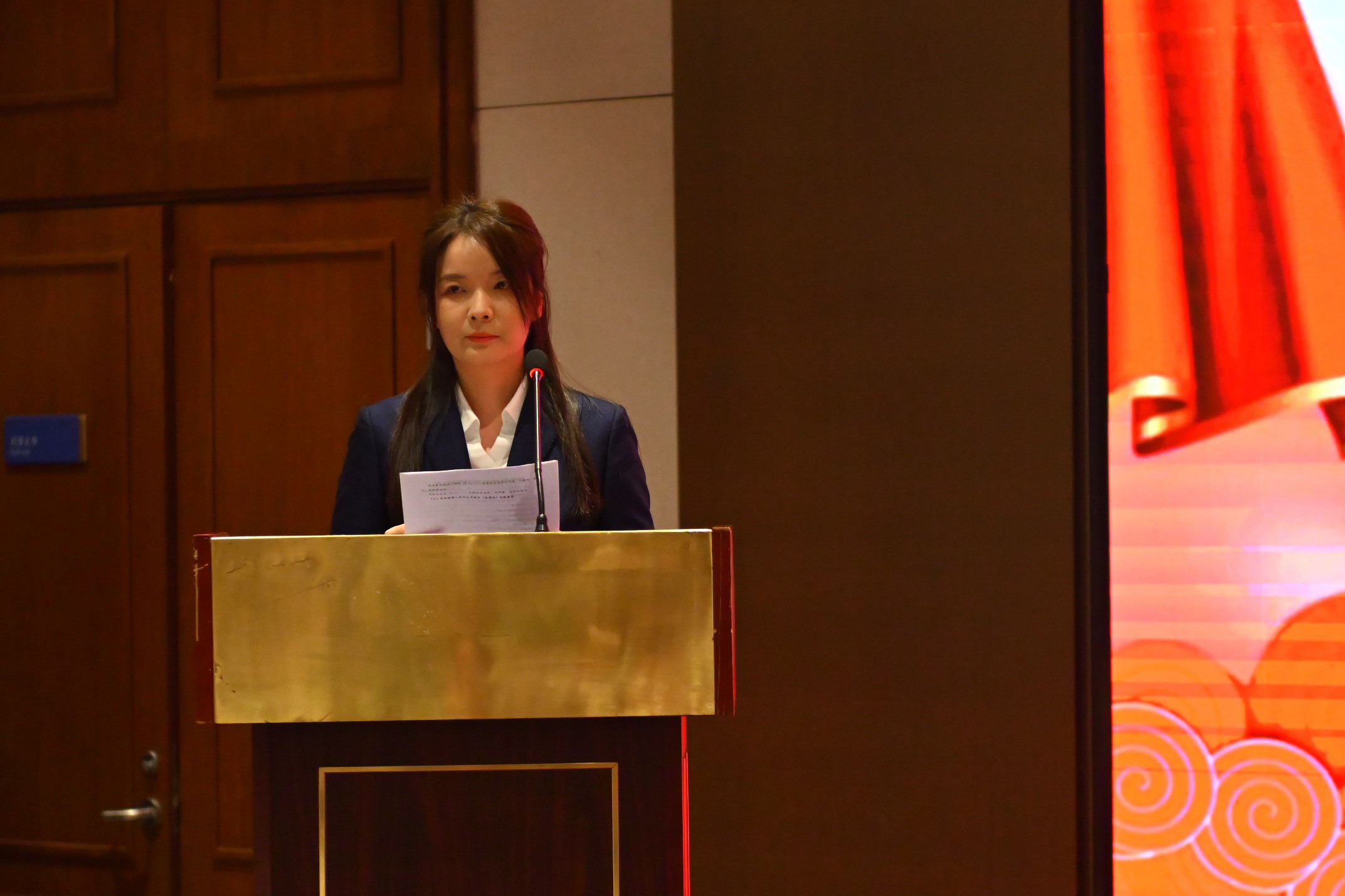 10主持人_副本.jpg 10主持人_副本.jpg