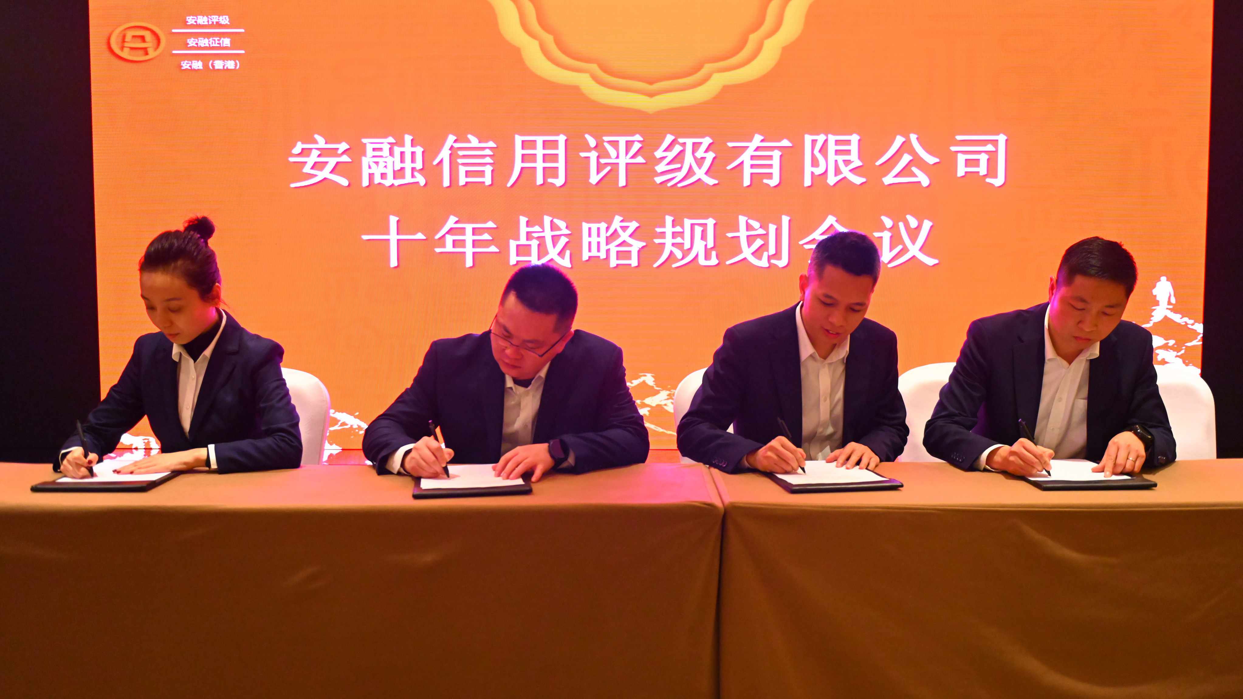 8华中、华南签责任书_副本.jpg 8华中、华南签责任书_副本.jpg