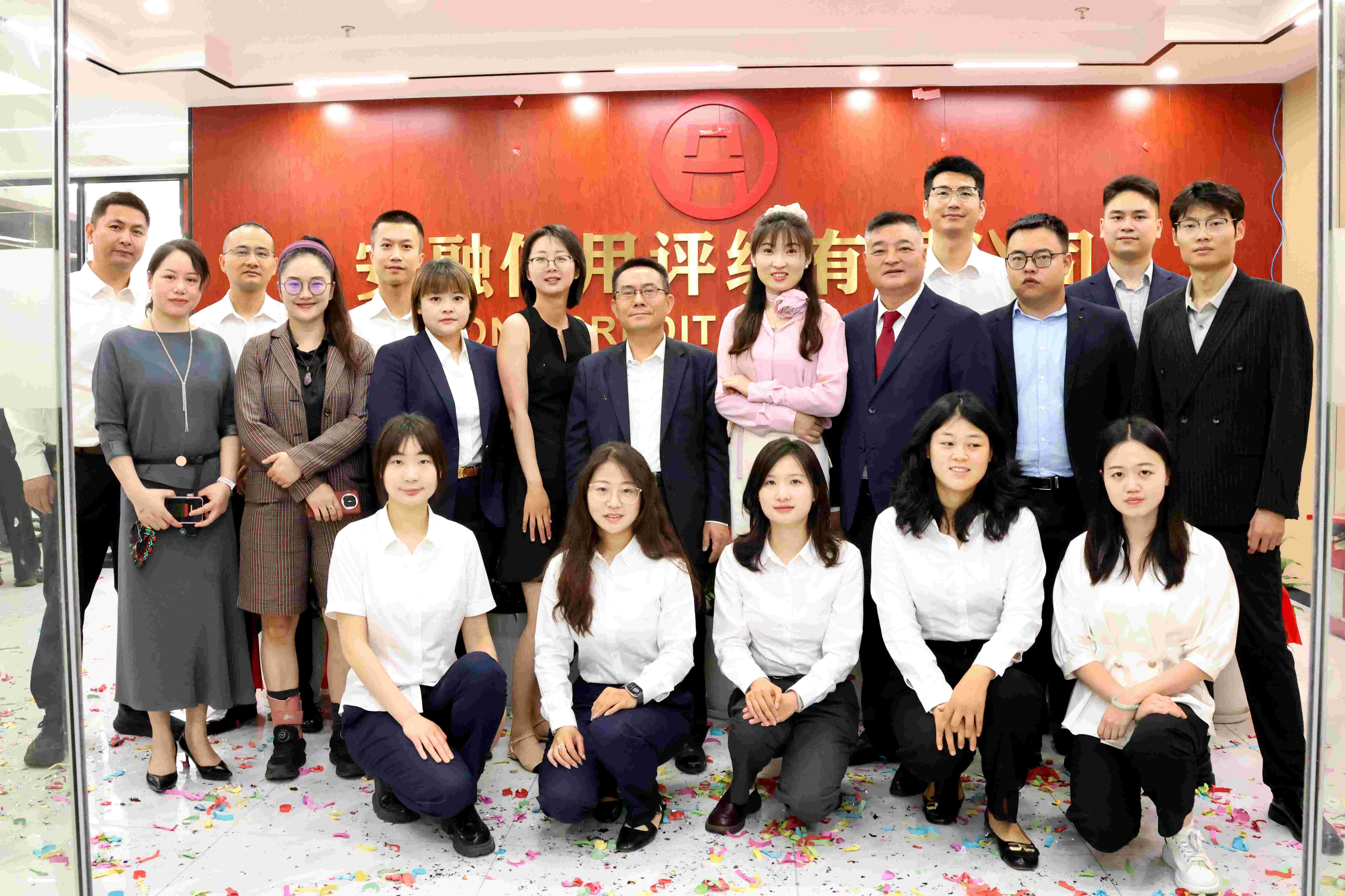 公司领导与华东总部合影.jpg