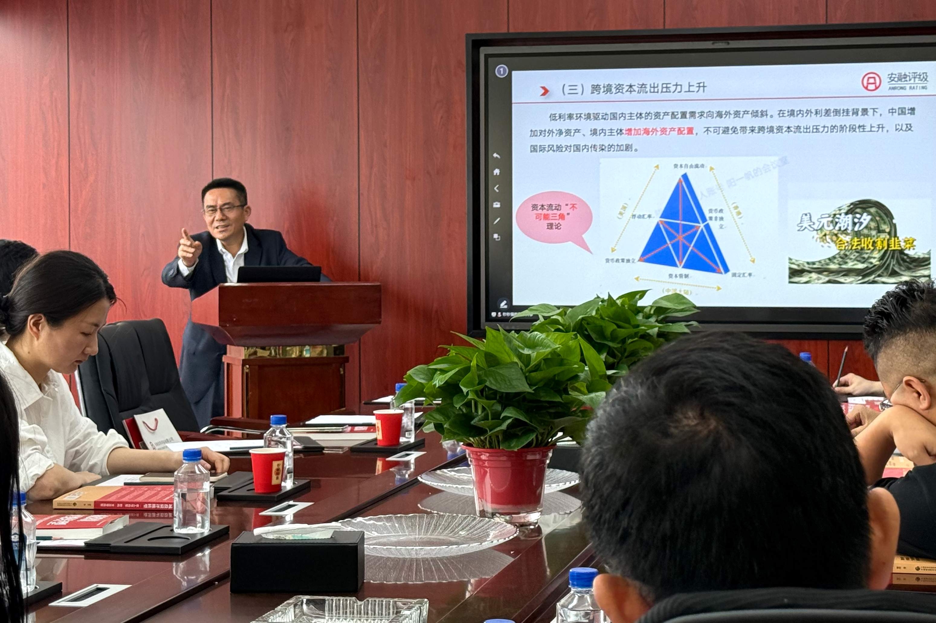 周沅帆发言.jpg 周沅帆发言.jpg