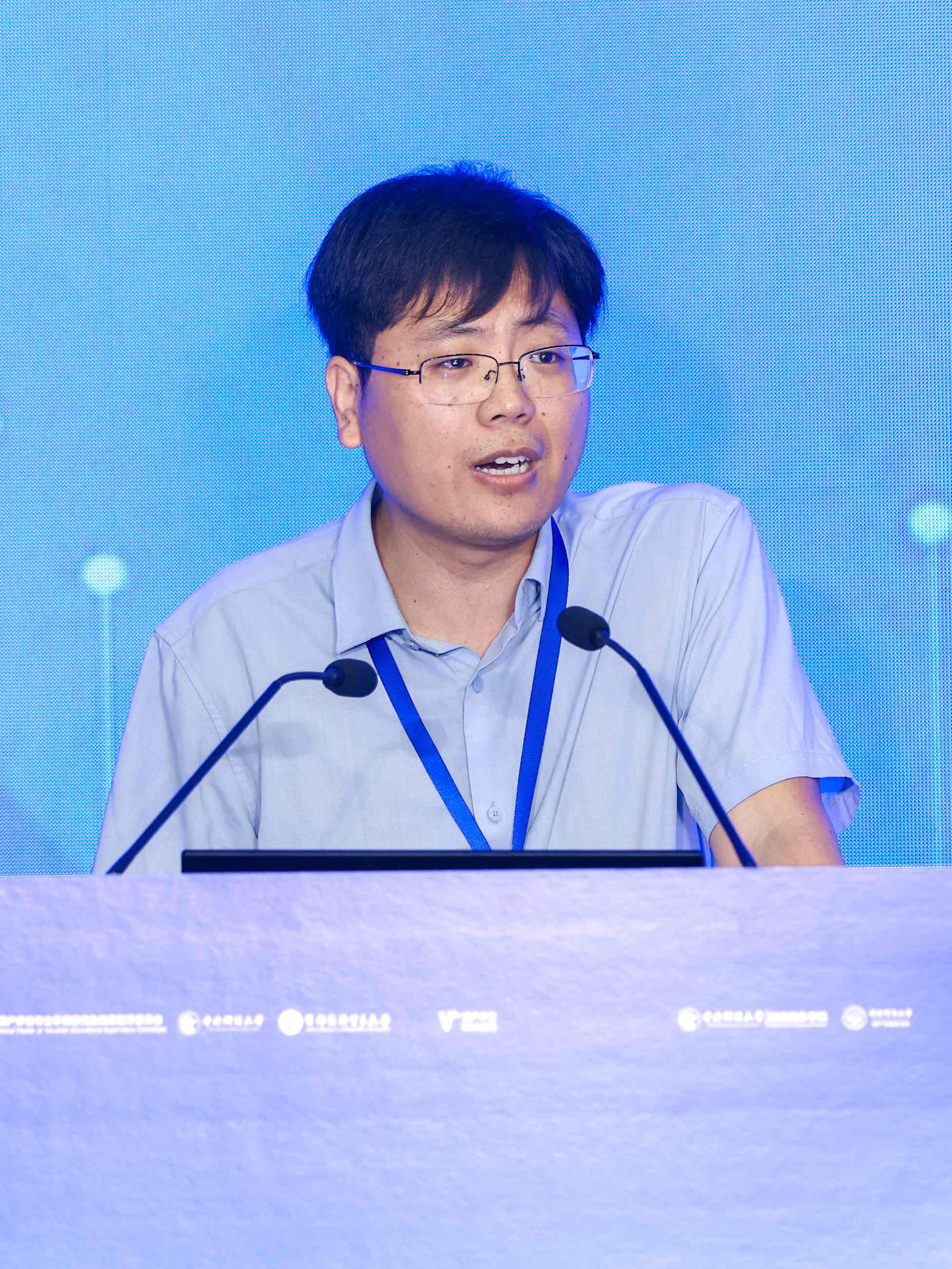 8主旨报告主持-李小荣.jpg 8主旨报告主持-李小荣.jpg