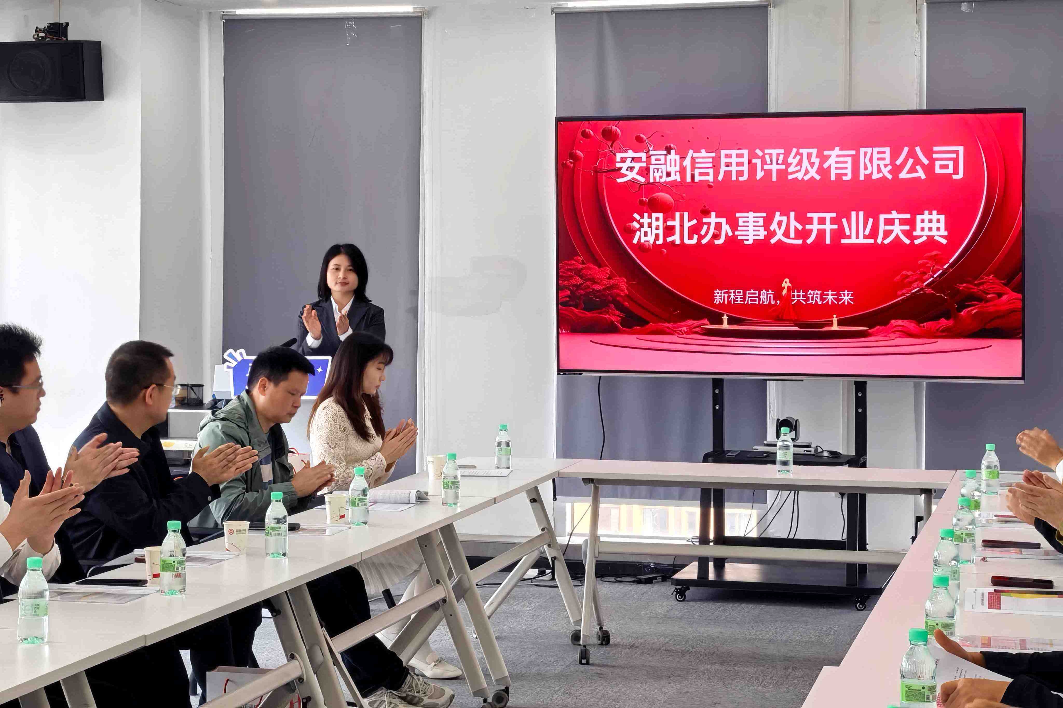 5.公司总裁助理兼湖北办事处主任郑伊黎代表湖北办事处发言.jpg 5.公司总裁助理兼湖北办事处主任郑伊黎代表湖北办事处发言.jpg